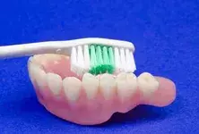 専用の歯ブラシなどを使って細部を掃除します。